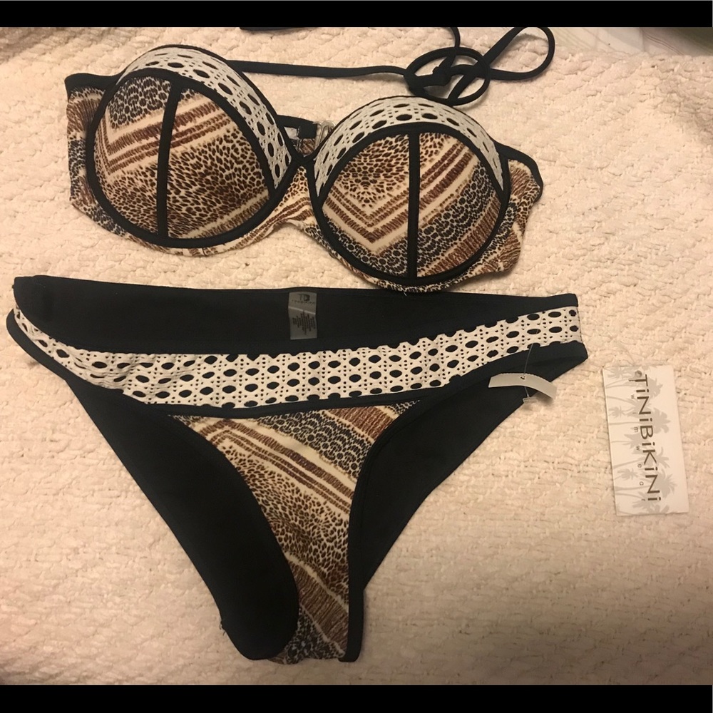Top and bottom bikini set